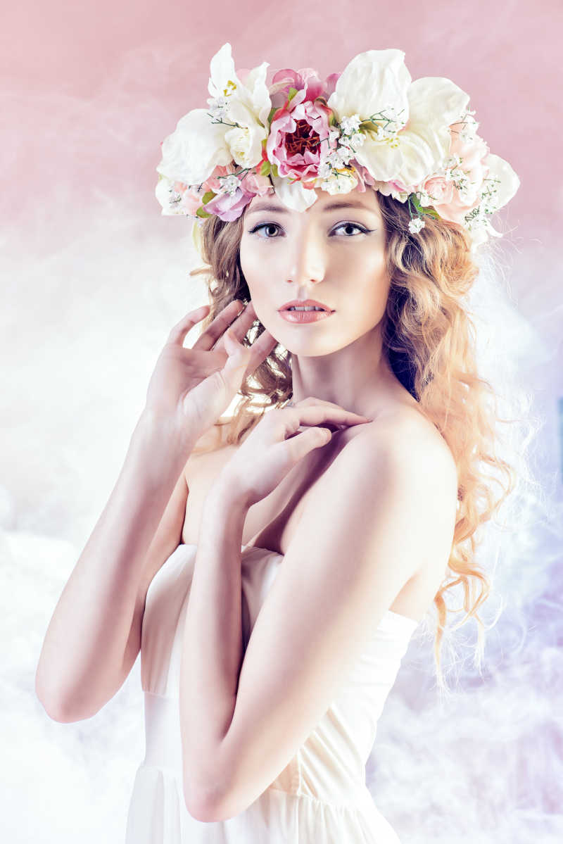 金发女郎头上的花环