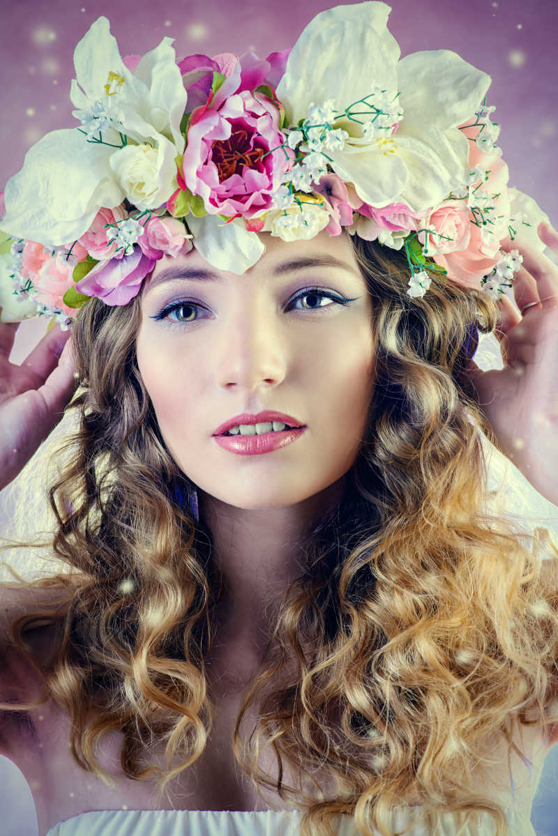 美丽的女孩带着花环