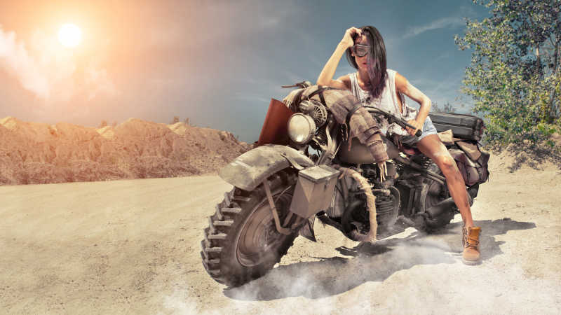 美女在泥地骑摩托车图片