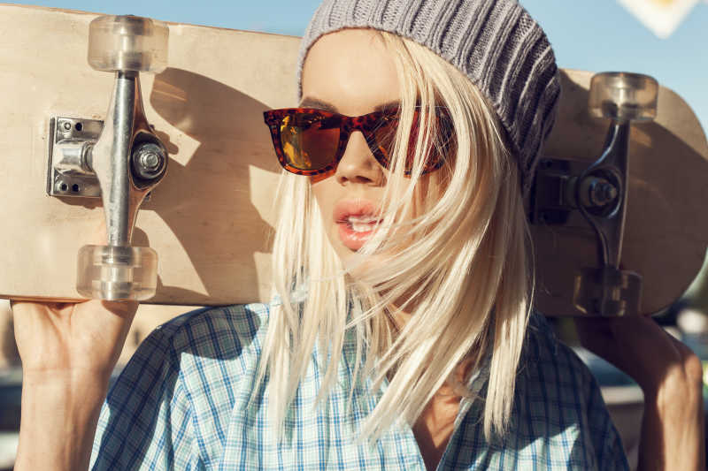 快乐的滑板女孩