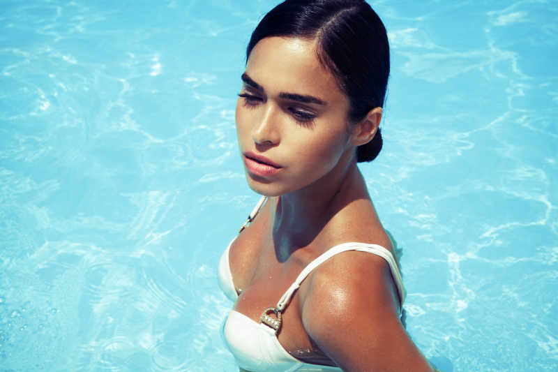 在游泳池的性感美女