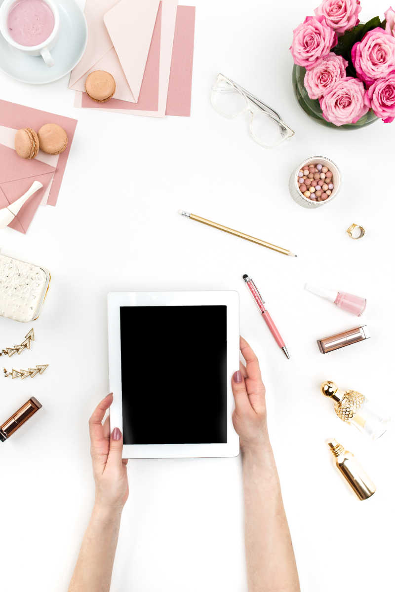 桌子上的各种化妆品和平板电脑