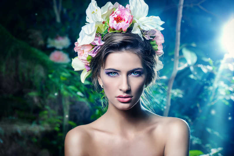 森林里戴着花环的少女