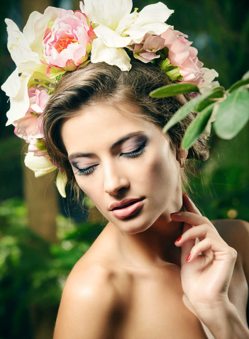 森林里戴着花环的美女