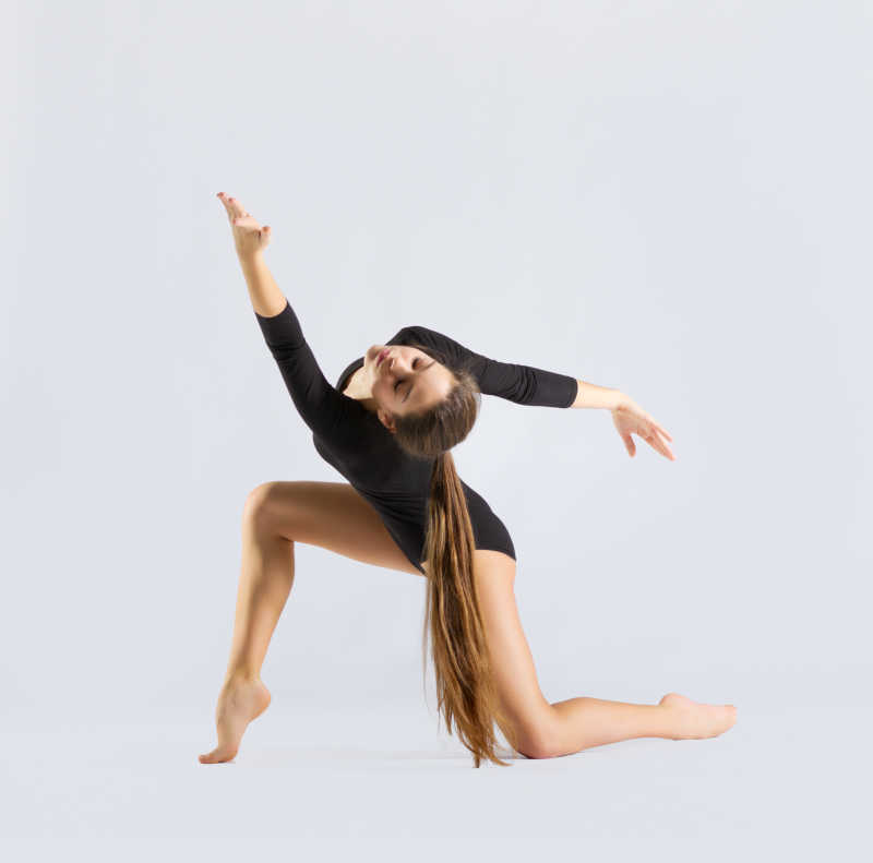 年轻美丽的女性艺术体操运动员