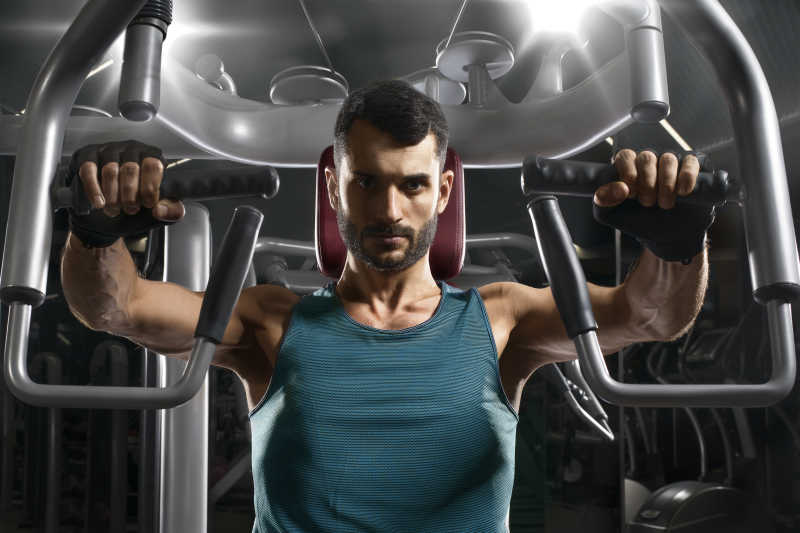 性感的男人在健身