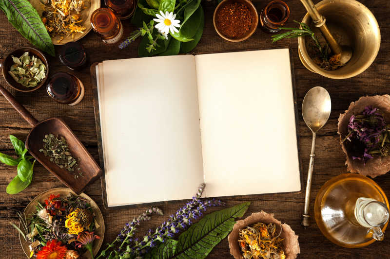 木制桌上的笔记本与研究素材