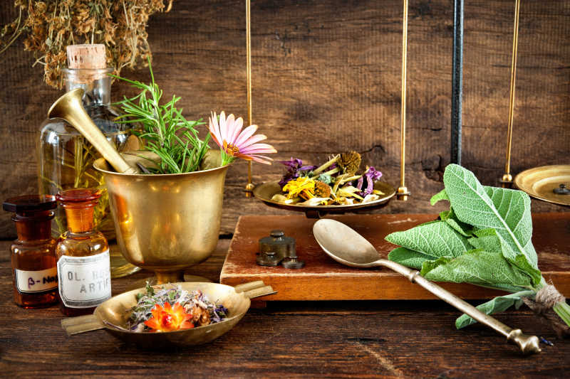 木桌上的草药和天然药物