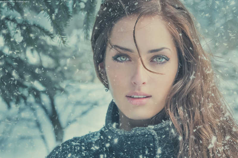 冬季下雪天里的年轻美女