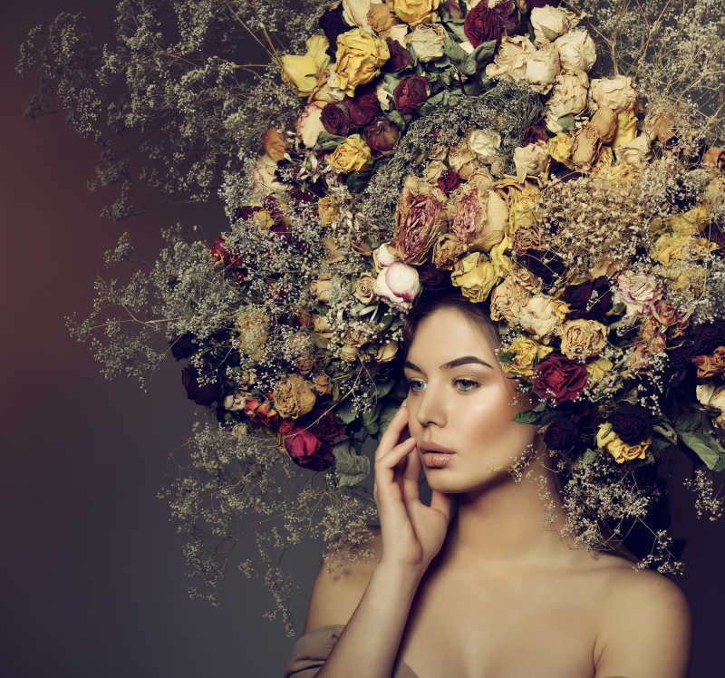 戴着玫瑰花环拍摄写真的美丽女人