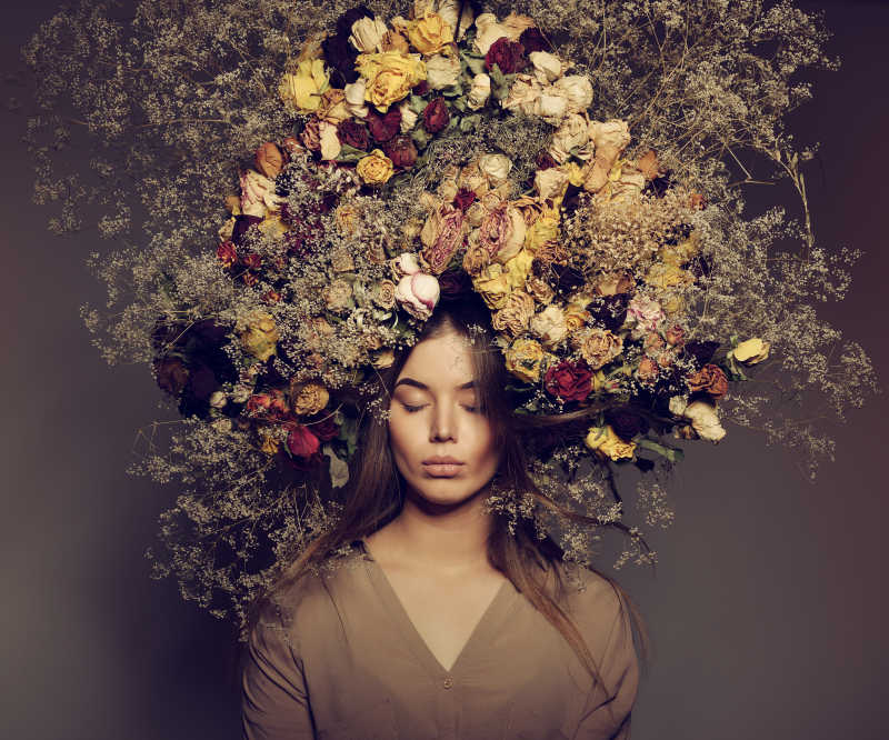 玫瑰花环的美丽女人