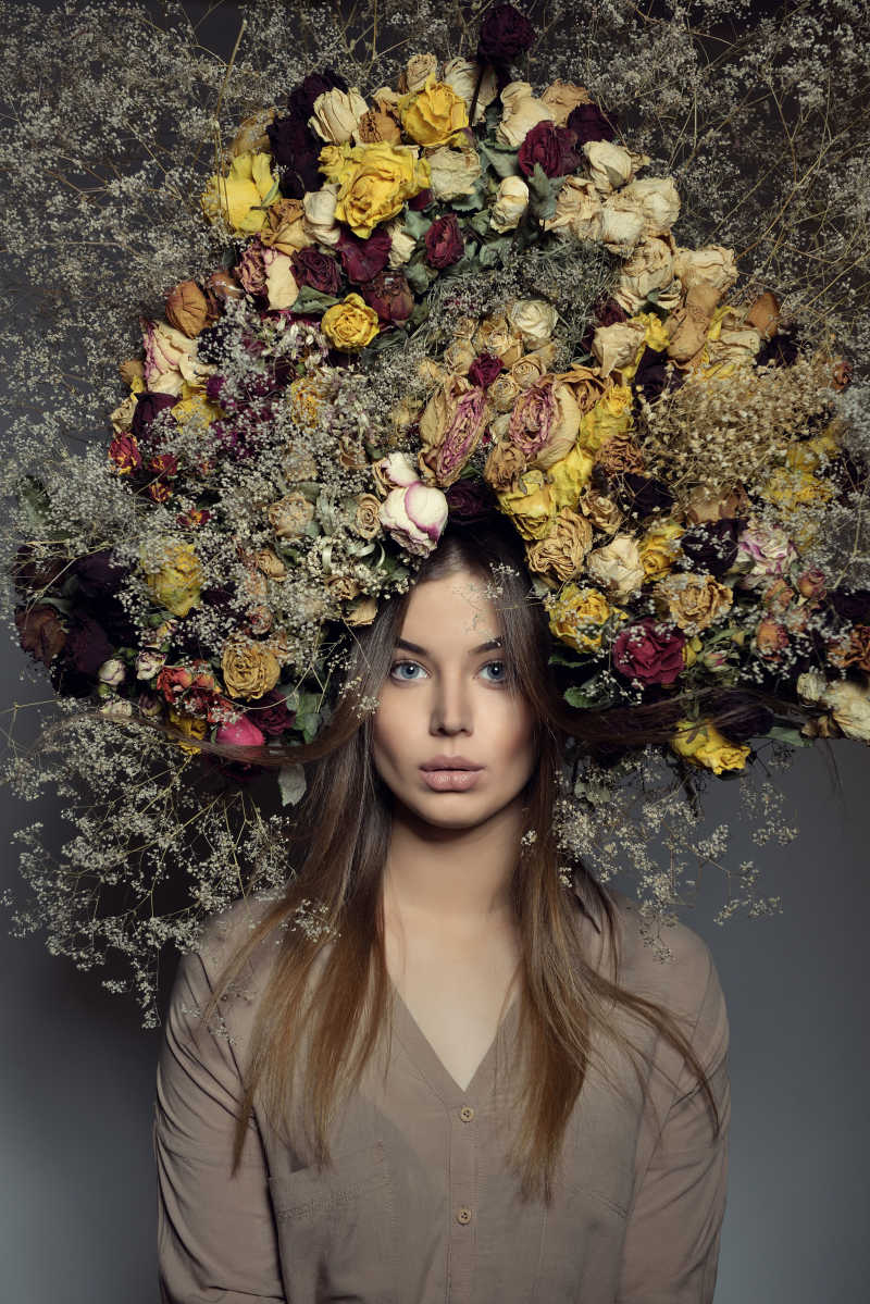 美女戴着花环拍摄时尚写真