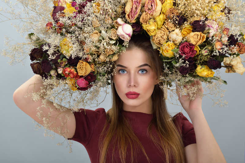 美女手扶着玫瑰花环拍摄写真