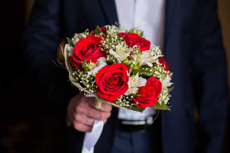 婚礼新娘花束图片 新郎手捧白色鲜花和红玫瑰花束素材 高清图片 摄影照片 寻图免费打包下载