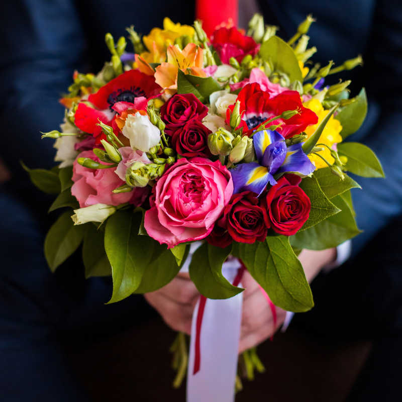 婚礼鲜花图片 新郎举着各式各样颜色的玫瑰花束素材 高清图片 摄影照片 寻图免费打包下载