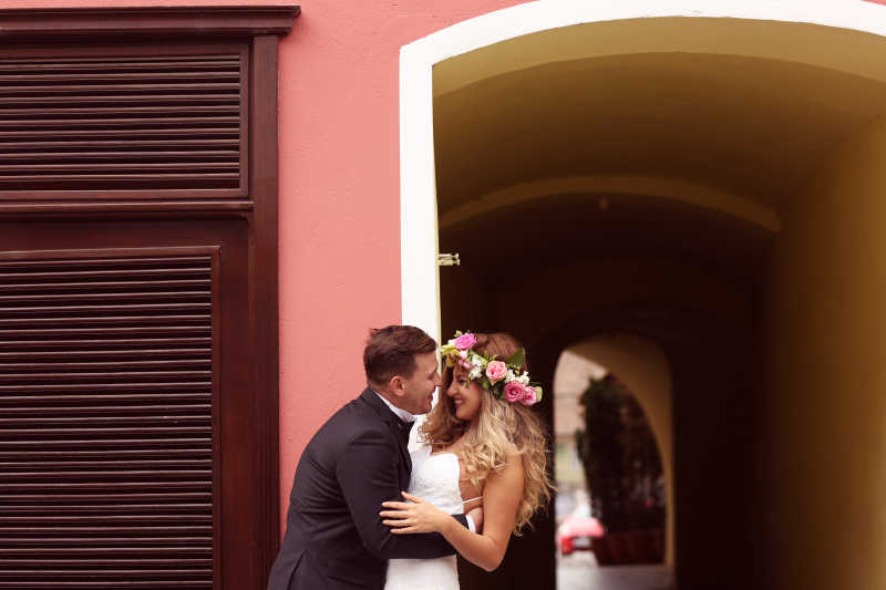 打闹的新婚夫妇