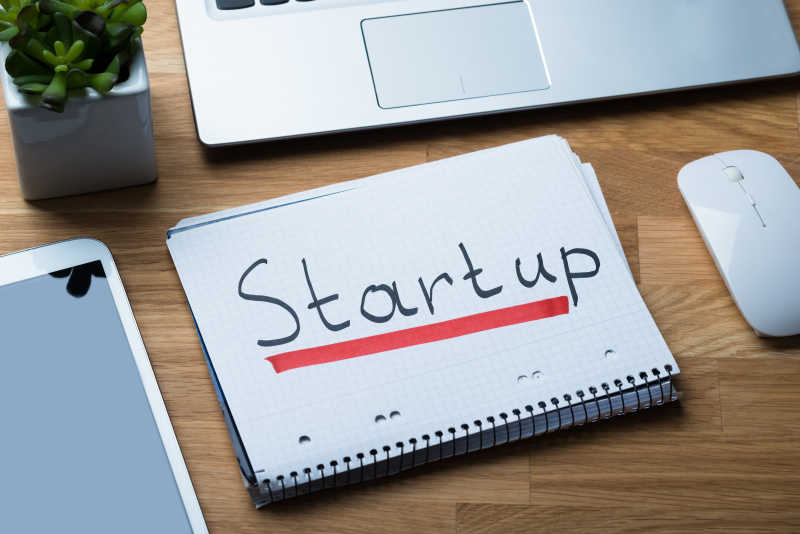 办公桌笔记本上的启动概念