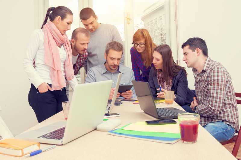 讨论商业计划的年轻人