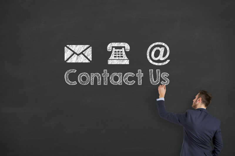 商人在黑板上写下联系我们的字样