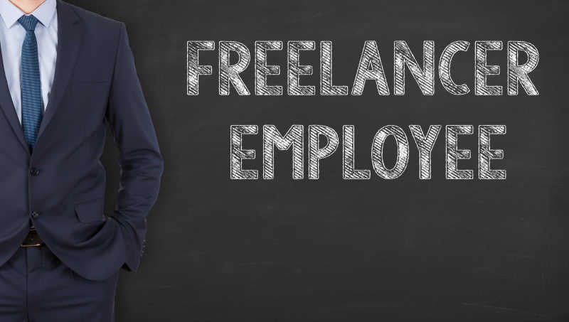 商人身后的黑板上写着职业者雇员