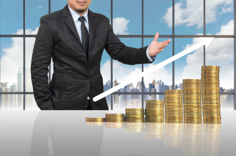 商人展示金币增长概念