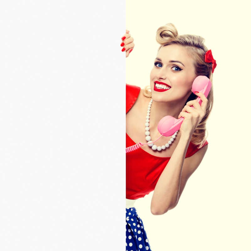 正在打电话的金发美女