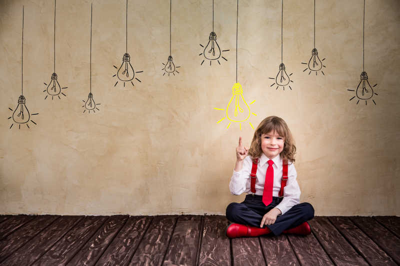 儿童坐在木地板上闪现的想法