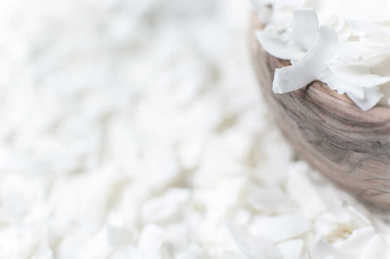 白色食材背景下的木碗里的白色食材