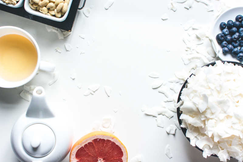 白色桌上的茶水腰果和白色食材