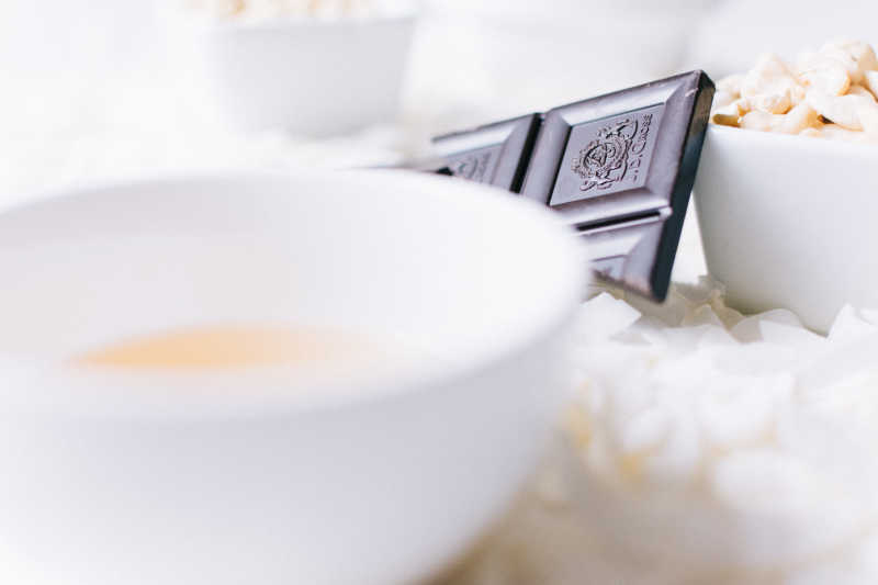 散落的白色椰蓉上的巧克力和茶