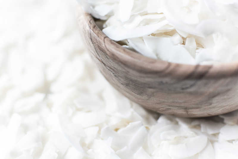 散落的白色椰蓉上的碗装椰蓉