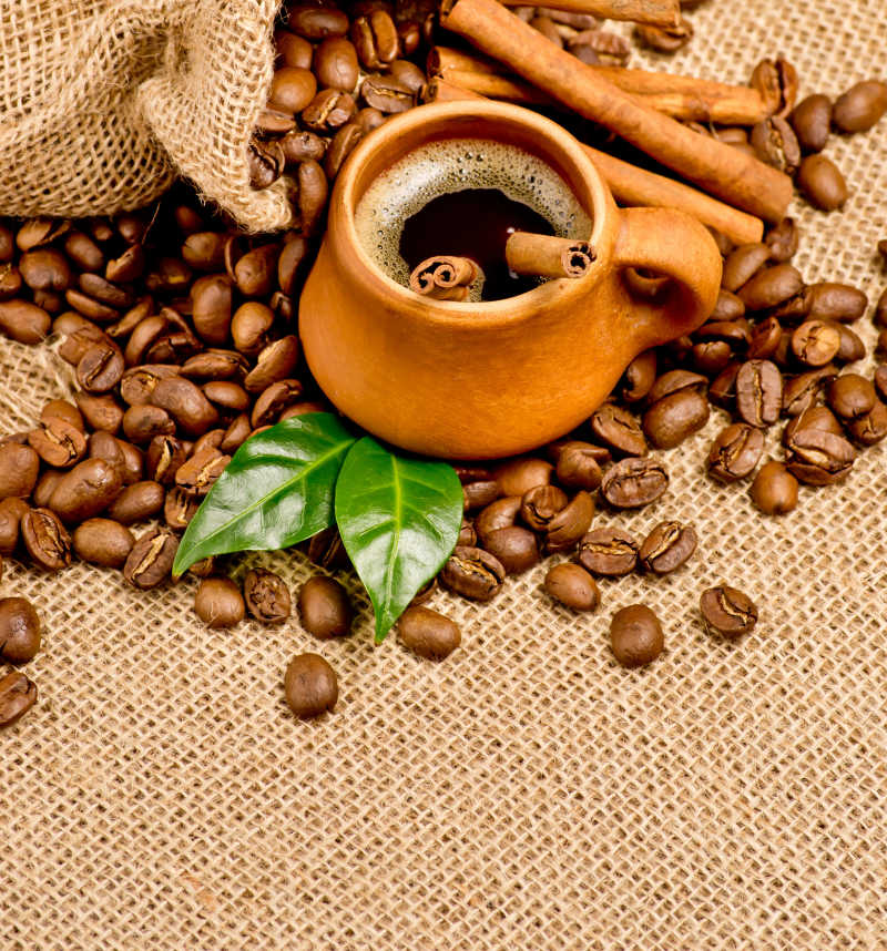 亚麻布上的咖啡豆和咖啡