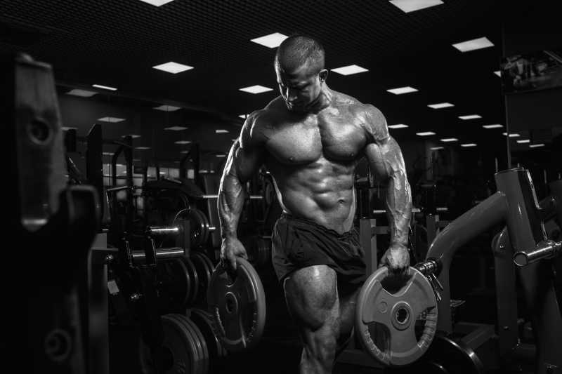 在健身房锻炼的肌肉型男