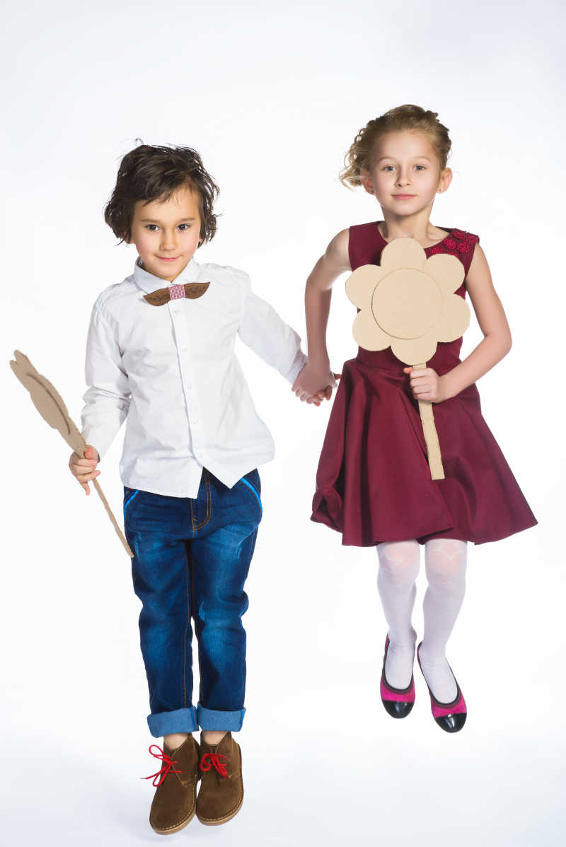 穿着漂亮礼服的两个小孩