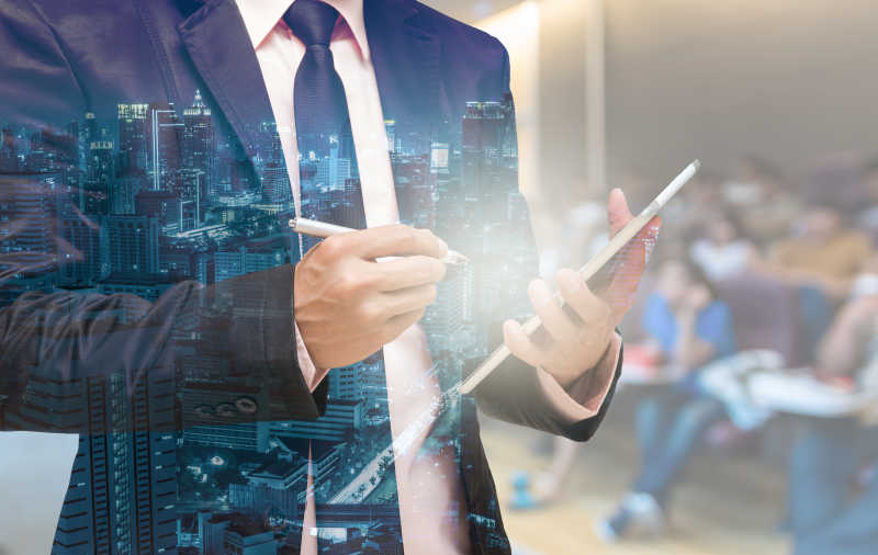 使用平板的商人双重曝光