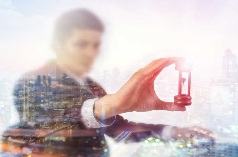 拿着沙漏的商人双重曝光