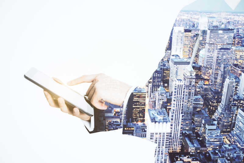 拿着手机的人与城市的双重曝光