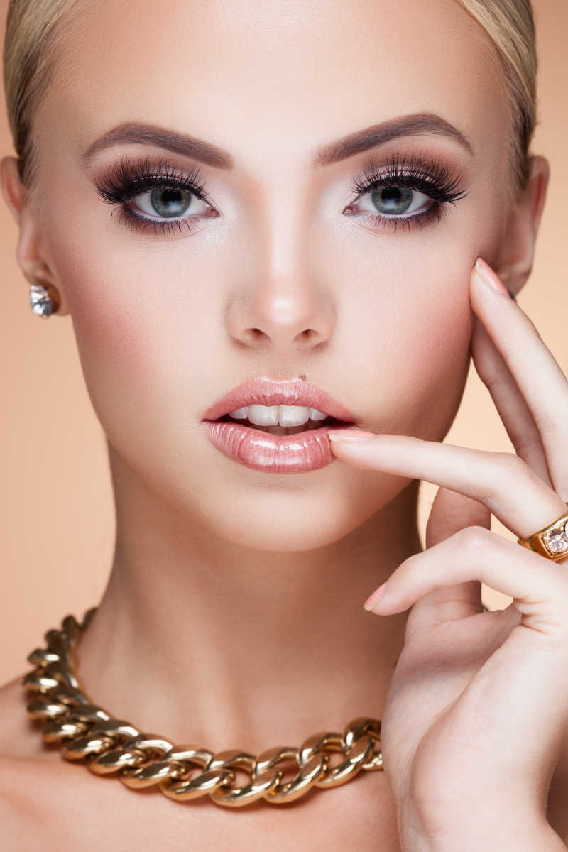 美丽的戴珠宝的年轻模特