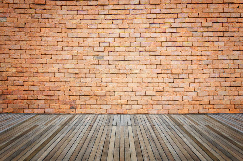 古老的木制地板和红砖墙面