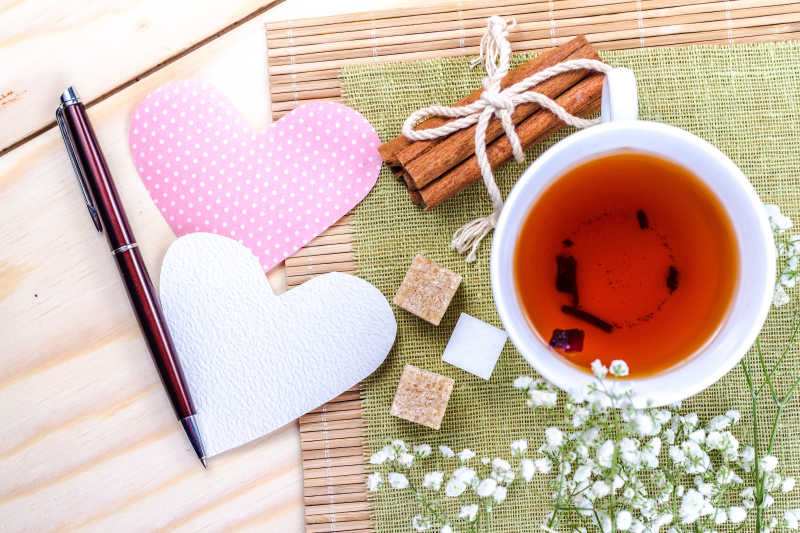 一杯红茶和心形纸片