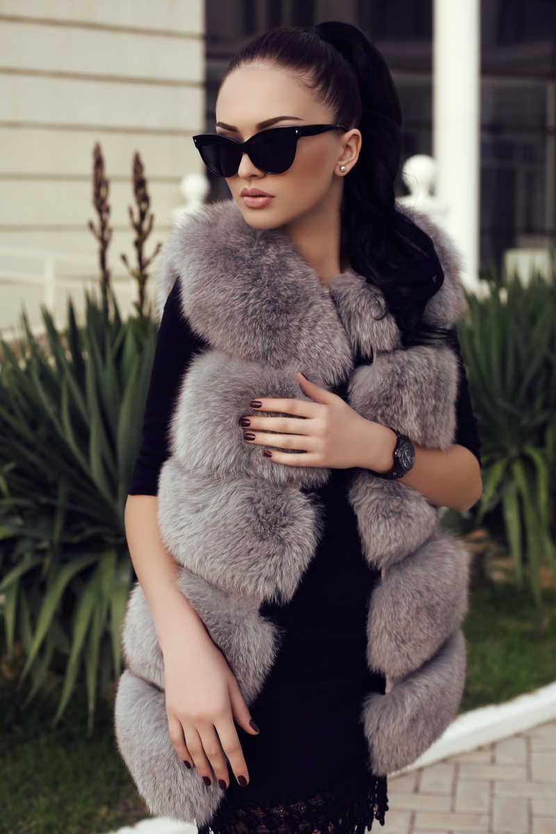 衣着时尚的美女