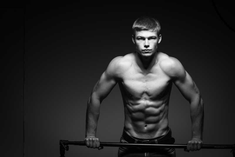 赤裸着上身满是肌肉的帅气时尚型男