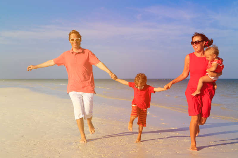 在海滩上玩耍的四口之家