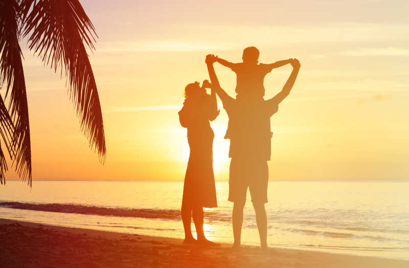 夕阳下的幸福家庭