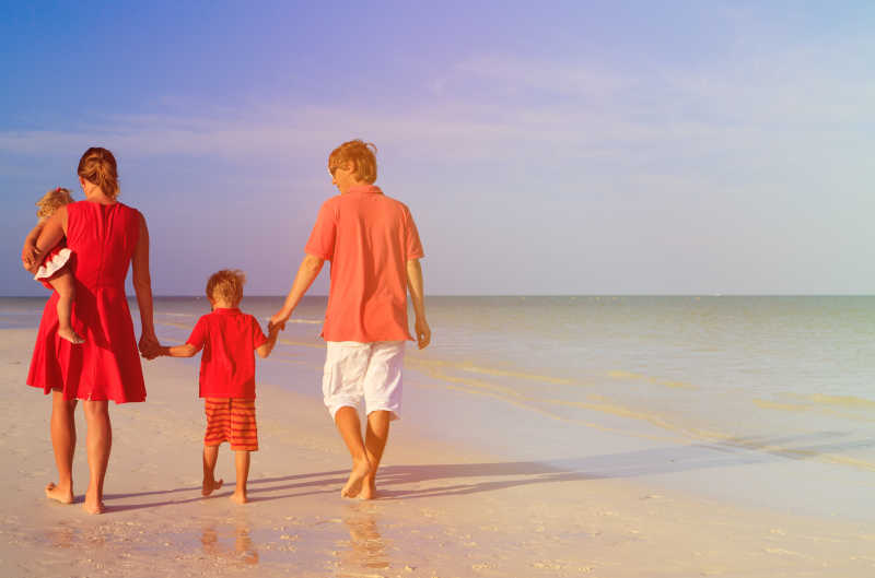 海边度假的四口之家