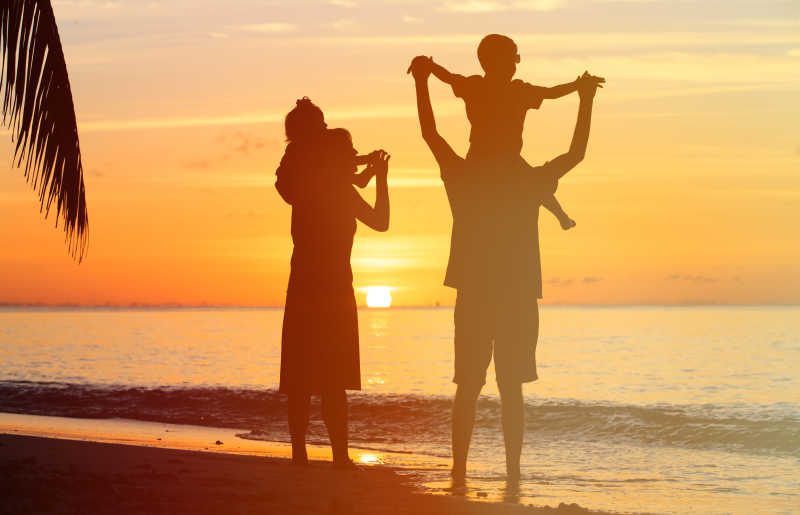 海边夕阳下的家庭