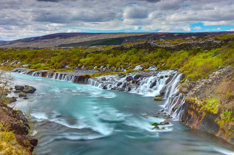冰岛的熔岩瀑布全景