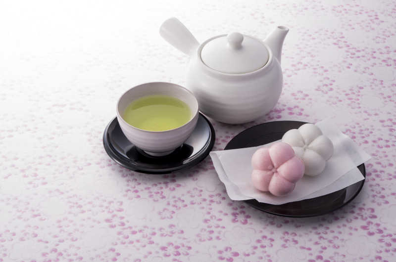 粉色背景中一碗茶水