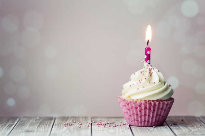 粉红色包装的生日蛋糕