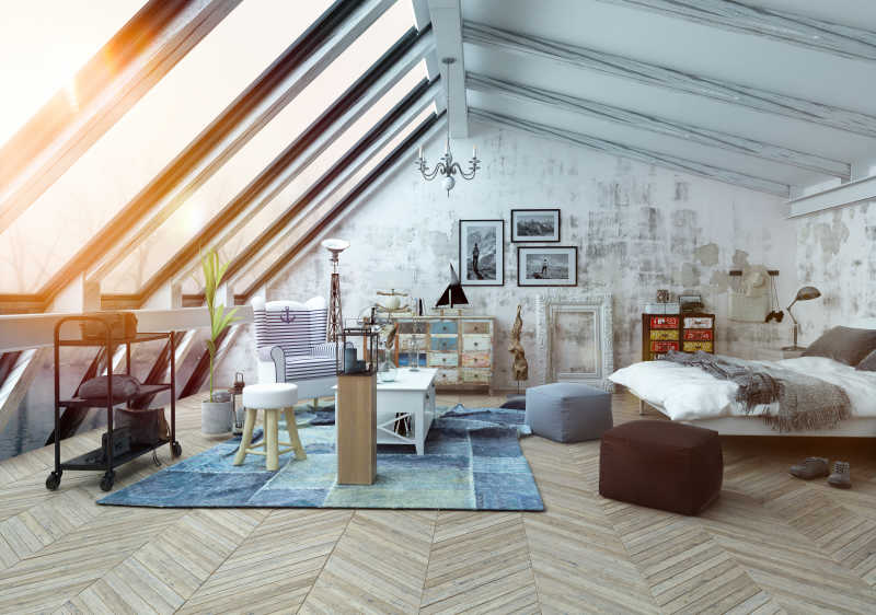 阳光照射进铺着木地板的简朴的阁楼卧室的情景